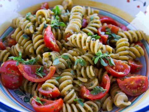 Tomaten-Basilikum-Pesto-Nudeln